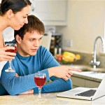 coupledrinkingwineviewingpropertyonline